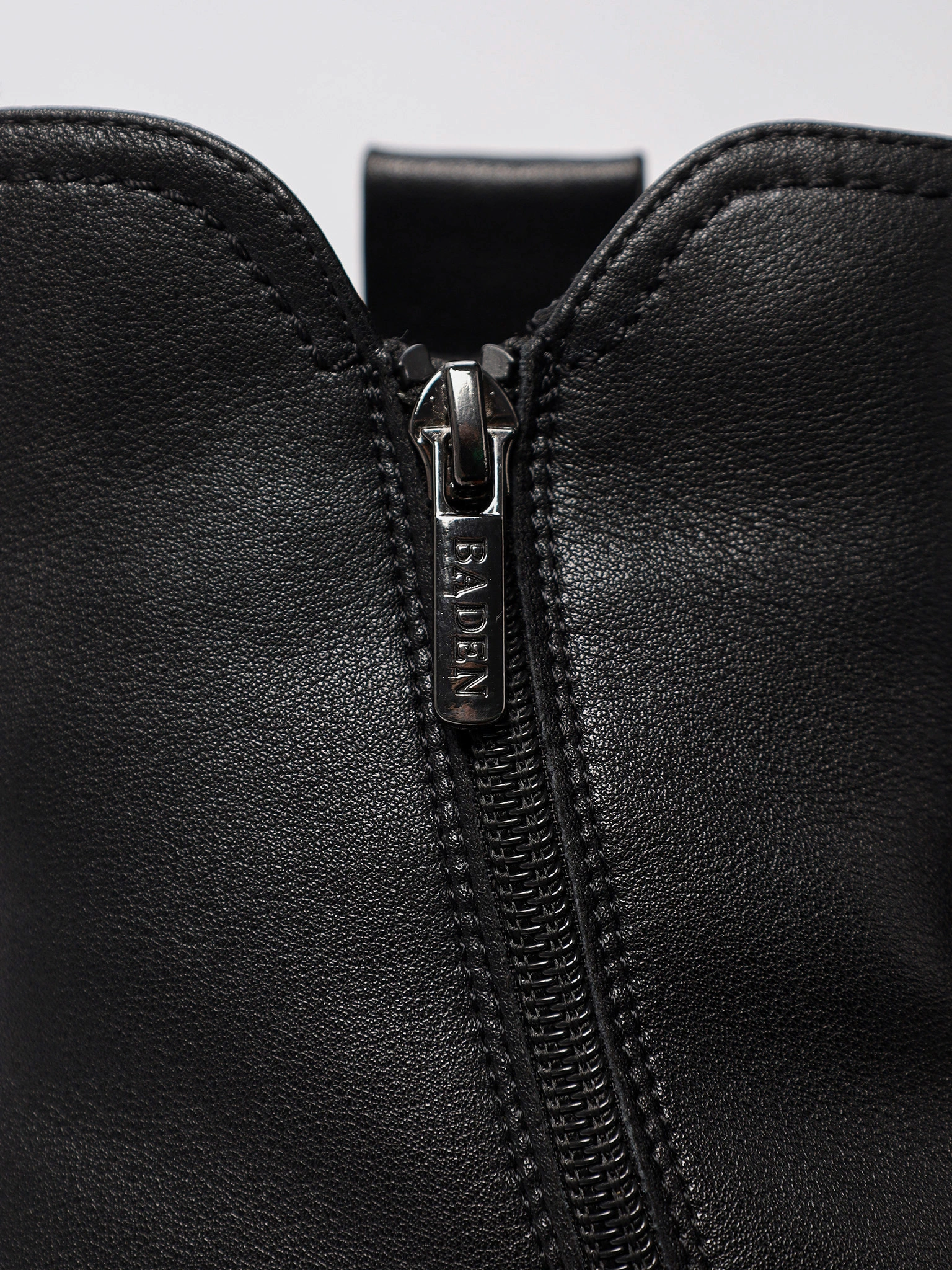 Ботинки черного цвета на рельефной подошве